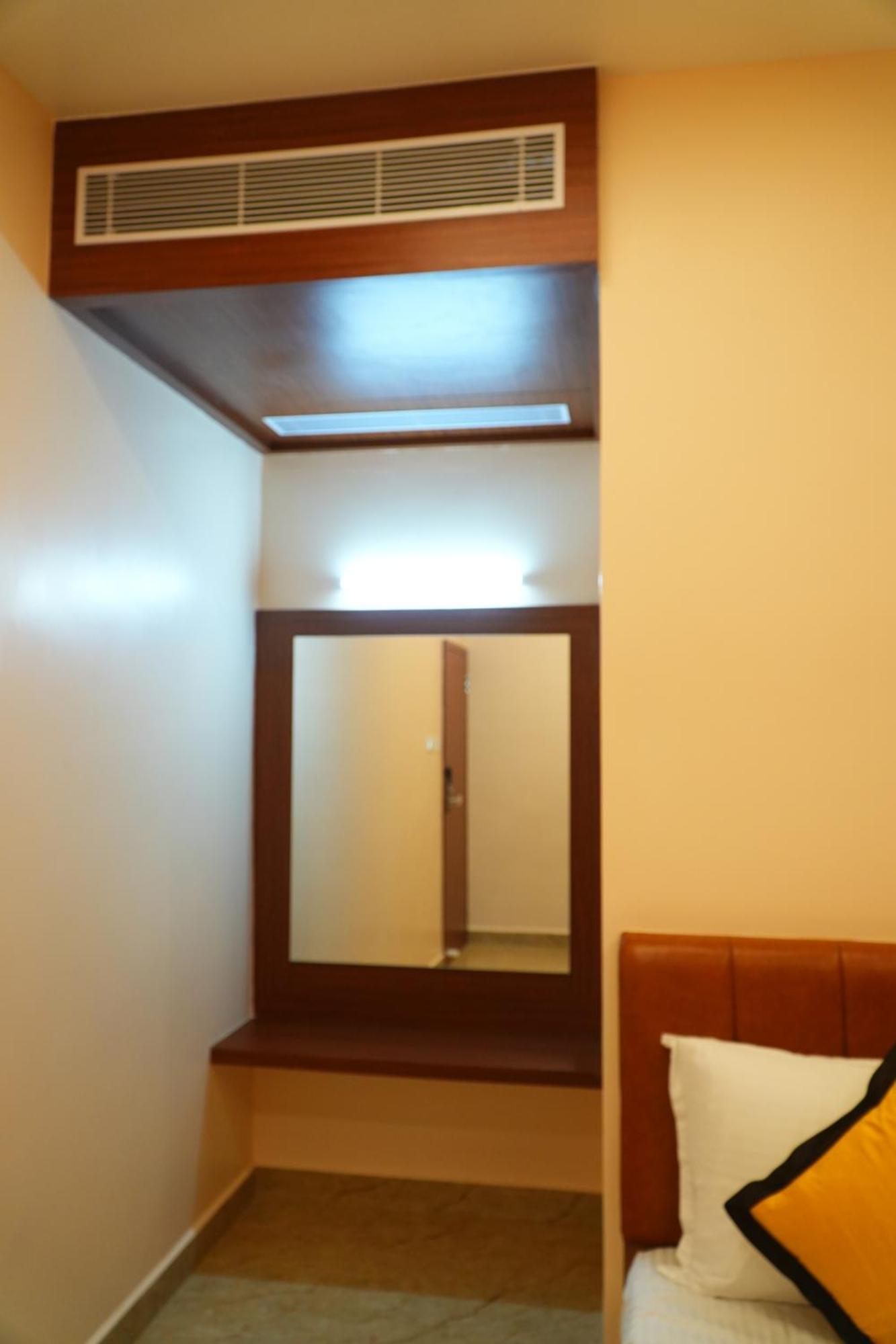 Tiruvannāmalai Uj Pallazzio - Business Class Luxury Hotel מראה חיצוני תמונה